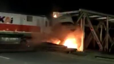 Kereta Api Tabrak Tronton Langsung Meledak