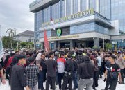 Mahasiswa Kepung Kantor Gubernur: Gratispol Omon-omon, Setahun Rudy Mas’ud Belum Terbukti!