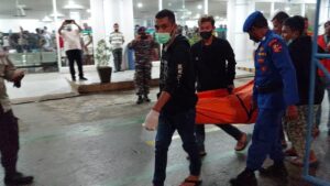 Penumpang KM Bukit Siguntang Loncat Ke Laut