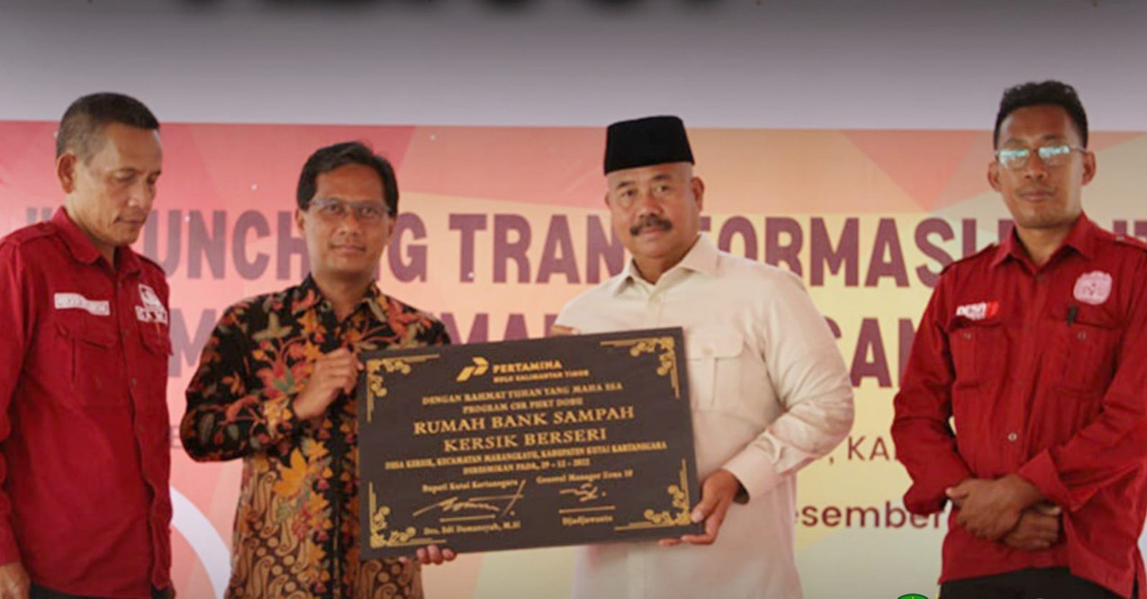 Launching rumah Bank Sampah Berseri oleh Bupati Kutai Kartanegara (Kukar) Edi Damanayah bersama Djudjuwanto General Manager (GM) Zona 10 Pertamina Hulu Kalimantan Timur (PHKT), Kamis (29/12) di Desa Kersik, Kecamatan Marangkayu.