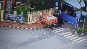 Terekam CCTV Komplotan Maling Curi Barrier Milik Dishub Gunakan Bak Terbuka Pelat Merah
