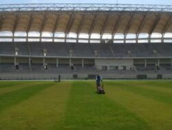 Mengarungi Liga 1, Dispora Kukar Pro Aktif Lakukan Peningkatan Kualitas Rumput Stadion Aji Imbut