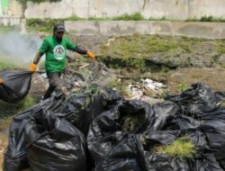 Antisipasi Banjir, Pemerintah Kelurahan Loa Ipuh Bersihkan Anak Sungai