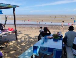 Pantai Biru Kersik Menyedot Ribuan Pengunjung di Hari Raya