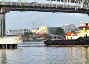 Pelindo Kerahkan Kapal Tunda Evakuasi Tongkang Penabrak Jembatan Mahakam Ulu