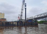 Polsek Kawasan Pelabuhan Samarinda Kawal Perbaikan Dolphin dan Fender Jembatan Mahakam